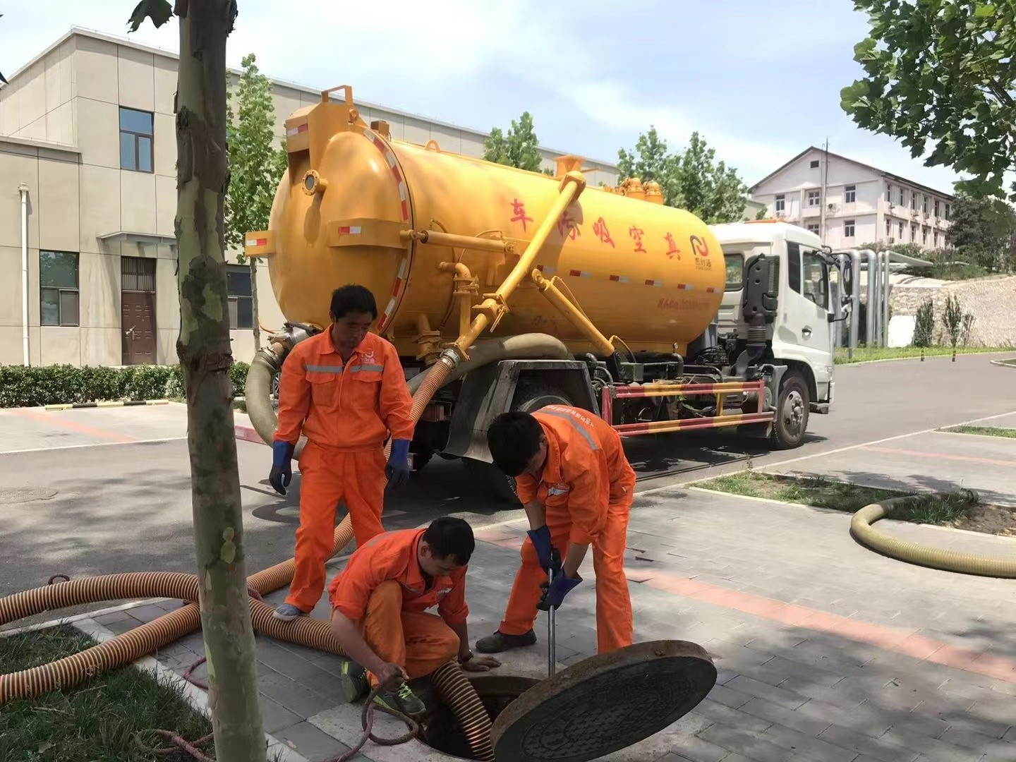 昆玉管道疏通车停在窨井附近