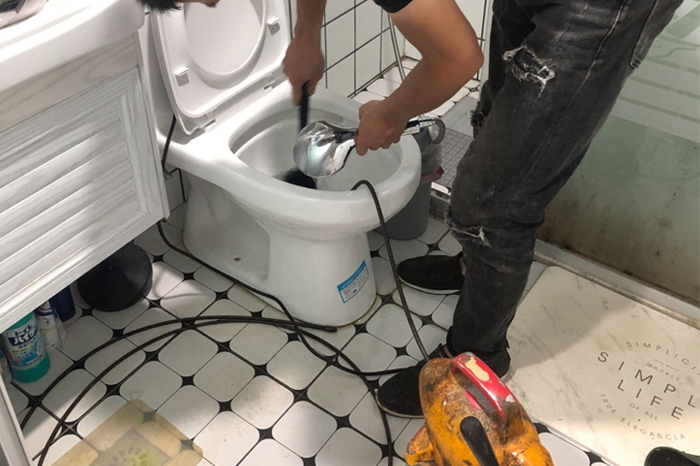 昆玉马桶堵塞自己疏通还是找师傅？专业上门服务让你省时更省心